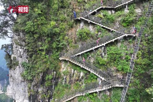 80名跑者勇闖張家界天門山3.6公里“秘徑云梯”
