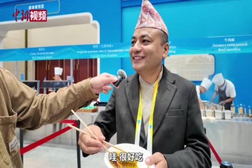外籍記者“種草”煎餅果子：好吃！加辣！