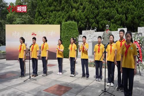 上海中學(xué)生朗誦《少年中國說》緬懷英烈傳承愛國精神