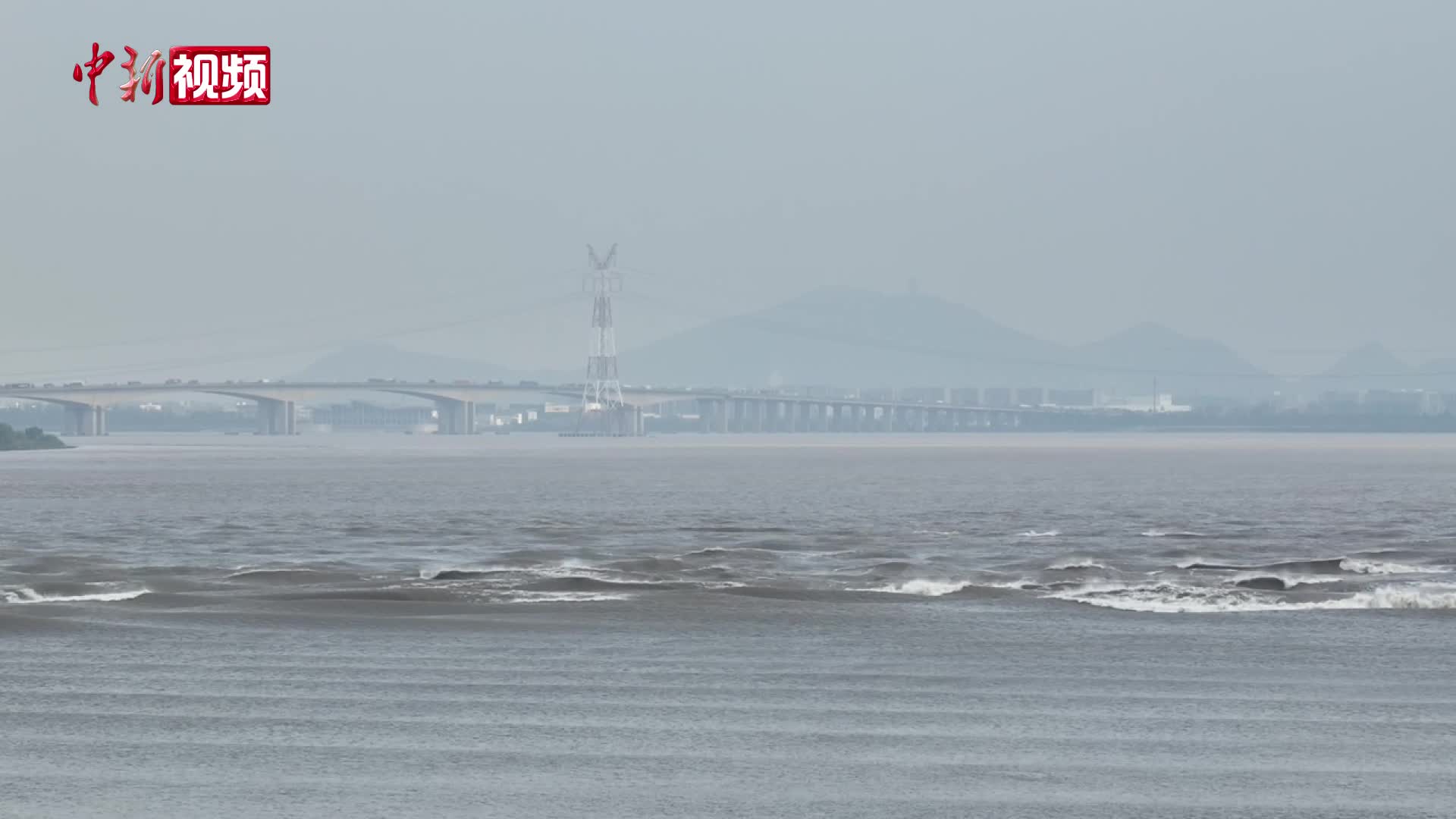 錢塘江“鬼王潮”吸引民眾