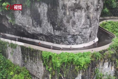 千余名中外騎手挑戰(zhàn)張家界天門山99彎“通天大道”