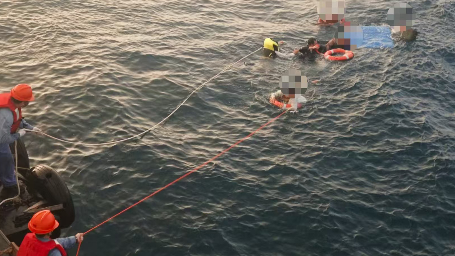 海南洋浦：渔船锚地翻扣 7人全部获救
