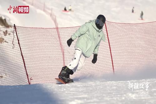 江南小伙成為雪道上的“攝像頭“