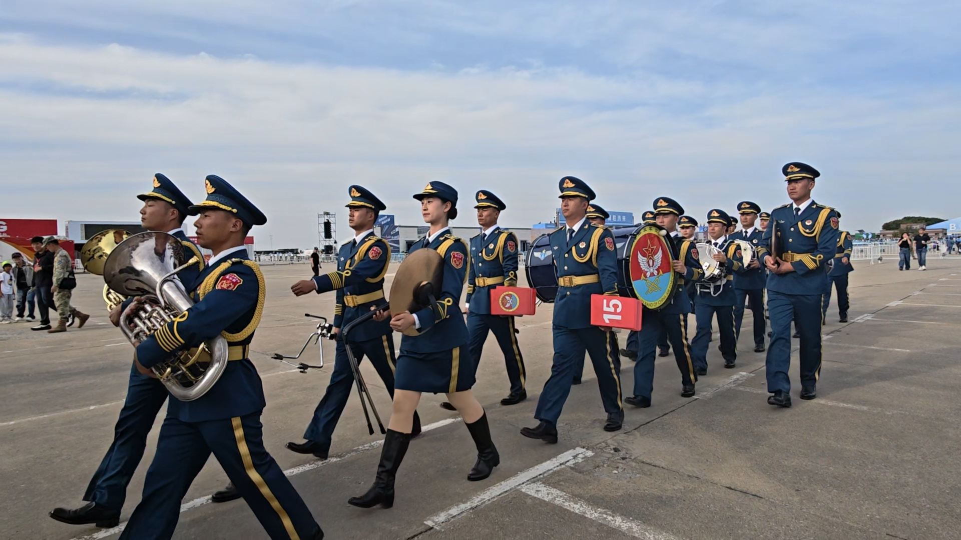 航展偶遇空軍軍樂團(tuán)下班 兵哥哥：明天見