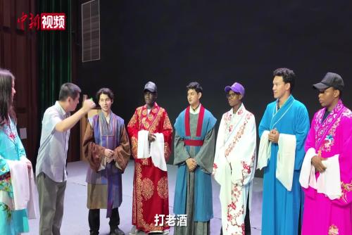 當(dāng)高安采茶戲的演員換成老外 看他們?nèi)绾窝堇[
