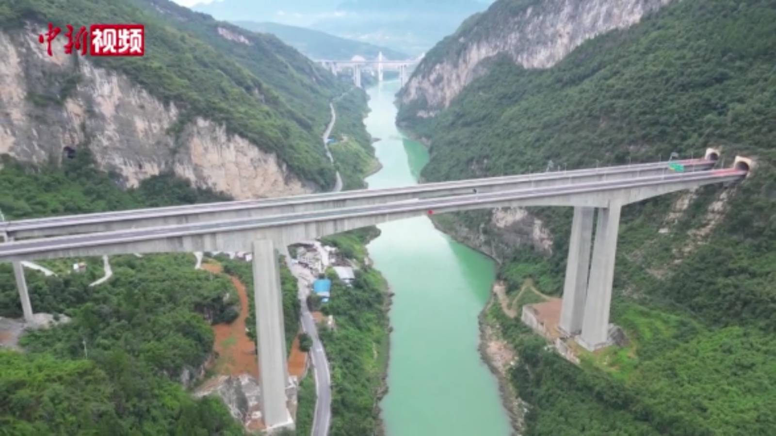 國(guó)慶假期渝湘復(fù)線高速武道路建設(shè)“不打烊”