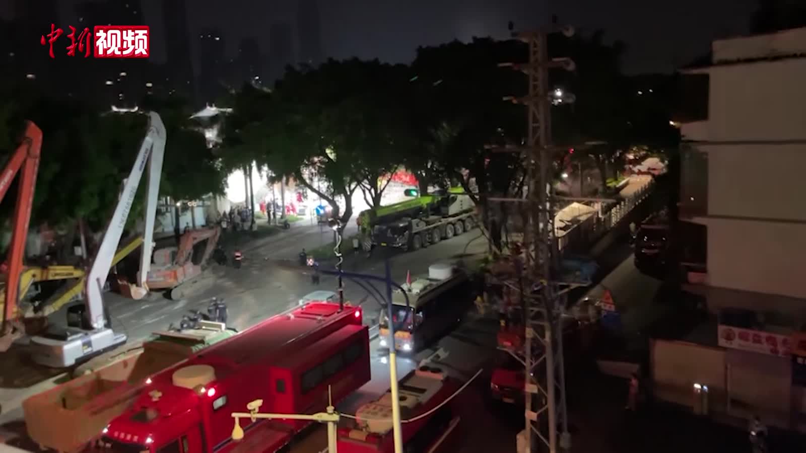 廣西南寧堤外現(xiàn)陷坑 相關(guān)部門連夜處置險(xiǎn)情