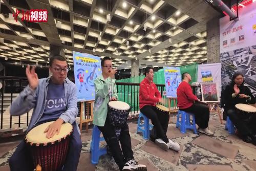 成都街頭上演用“心靈”演繹的音樂會(huì)：點(diǎn)亮城市包容底色