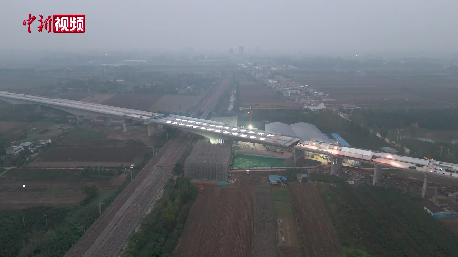 南鄧高速跨焦柳鐵路萬噸轉(zhuǎn)體橋順利完成轉(zhuǎn)體施工