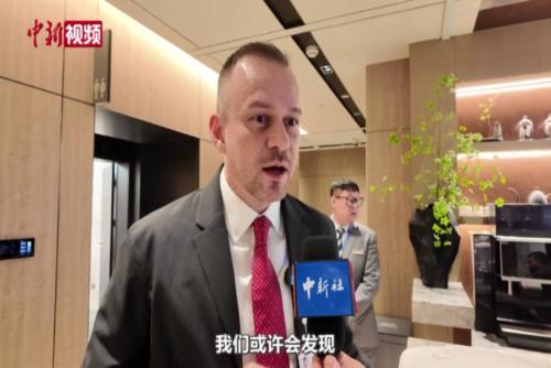 德国学者和记者“撞款”：你用的中国麦克风，我也有