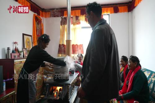 西藏定日地震灾后重建 村民搬新家喜度重阳节