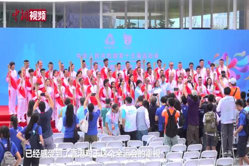 【小新的Vlog】多点位直击十五运会火炬传递香港站：乘船横渡维港 大批民众围观