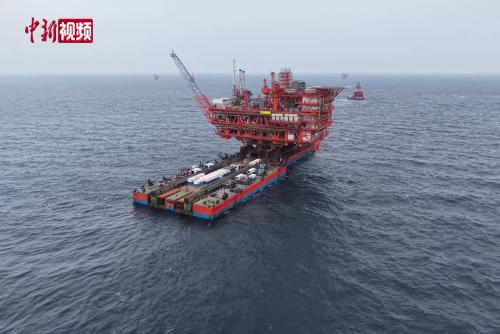 中国北部湾海域最大油气平台完成浮托安装