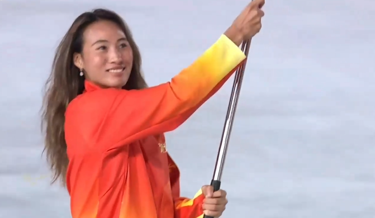 鄭欽文作為湖北代表團(tuán)旗手登場