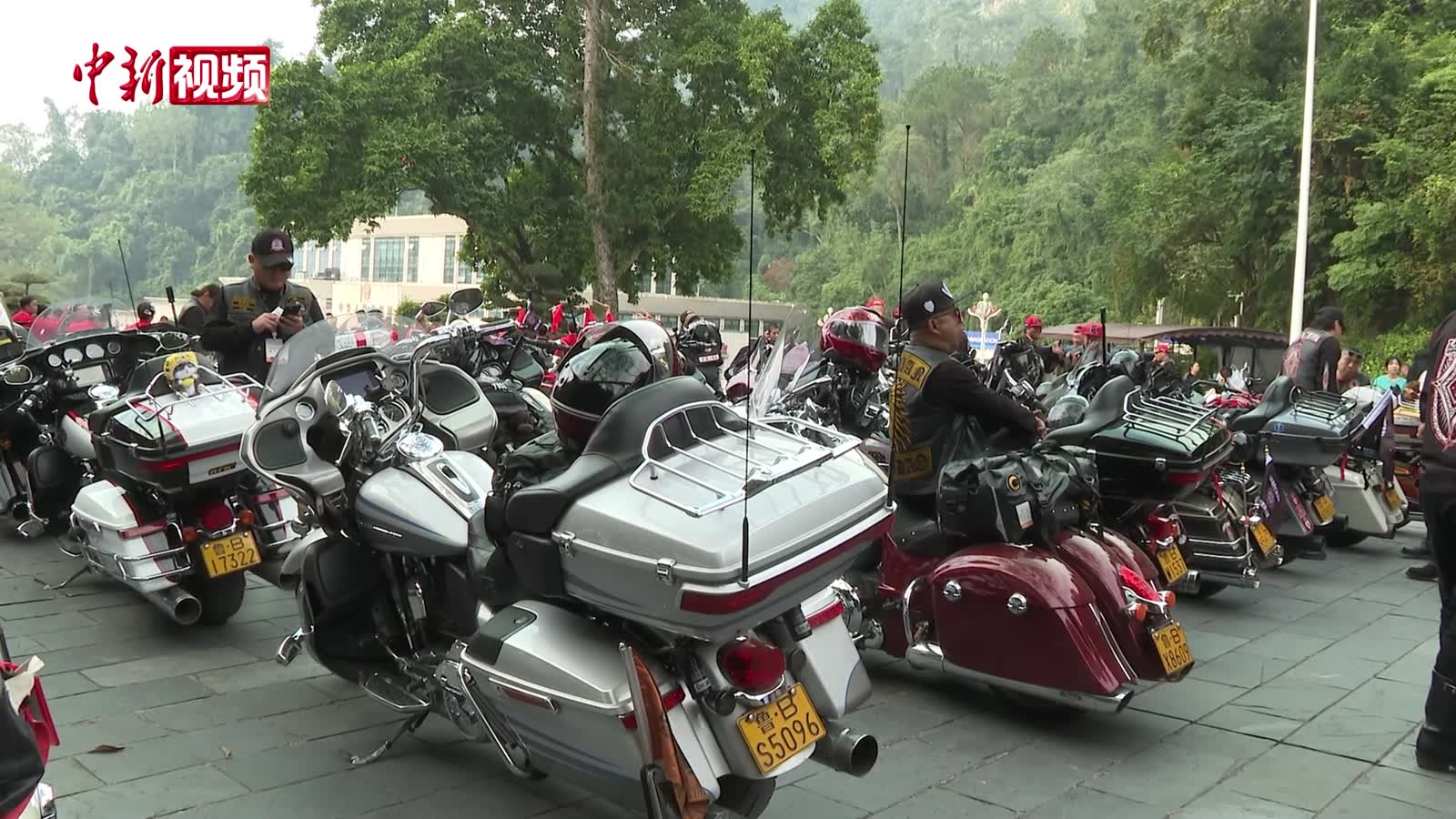 中国摩托车跨境越南环线骑行活动在广西友谊关发车