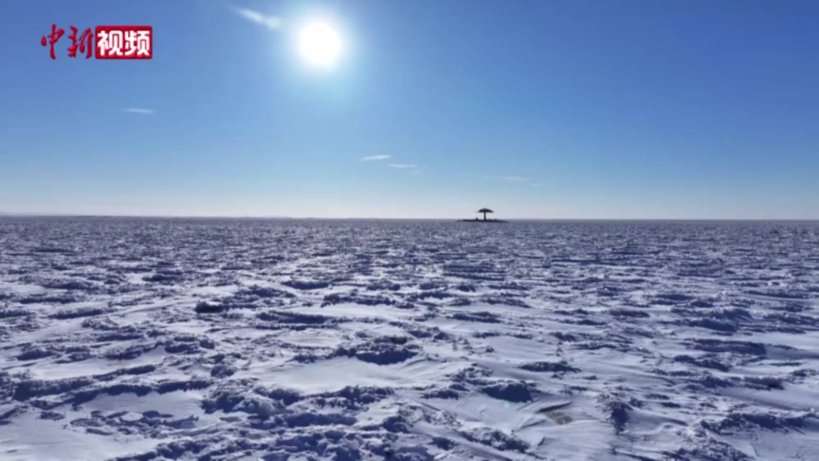内蒙古第一大湖呼伦湖出现“龙鳞冰”自然景观