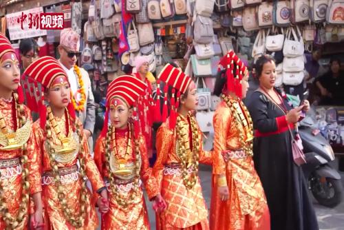 尼泊尔民众庆祝尤麻瑞·普什节