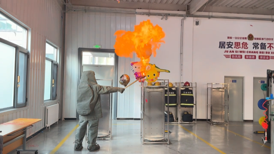 氫氣球爆炸有多可怕？消防員現(xiàn)場實驗