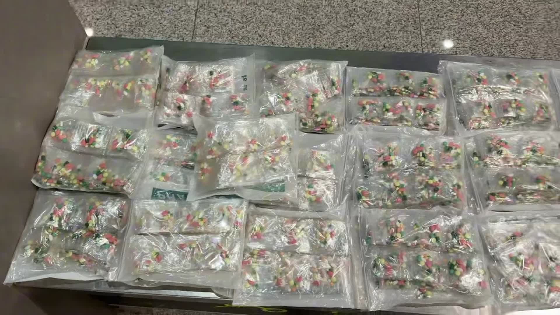 大連：一進(jìn)境旅客攜帶數(shù)千粒含冰毒成分減肥藥被查獲