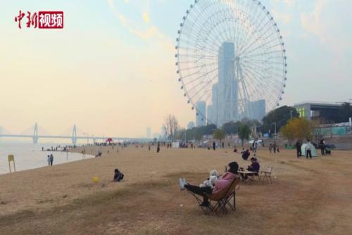 天然泳场成冬日晒场 南昌摩天湾阳光沙滩受民众青睐