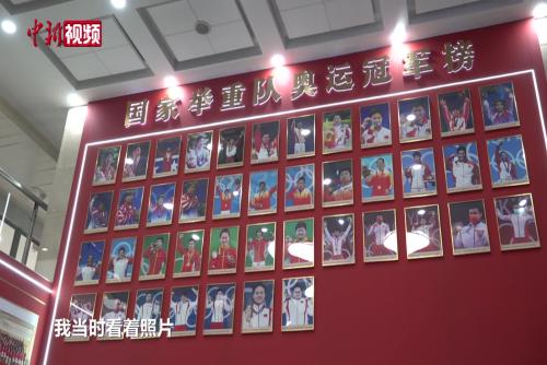 小学生与乒乓球员切磋球技 冠军荣誉墙前种下梦想的种子