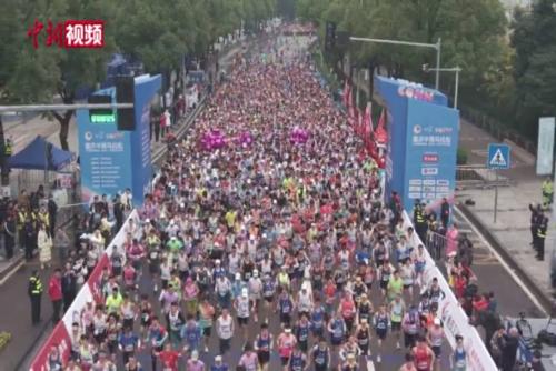 2025重庆半程马拉松鸣枪起跑