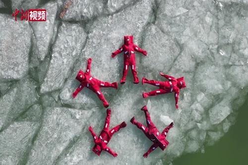 宁夏银川：民众争相体验冬日悬浮奇趣