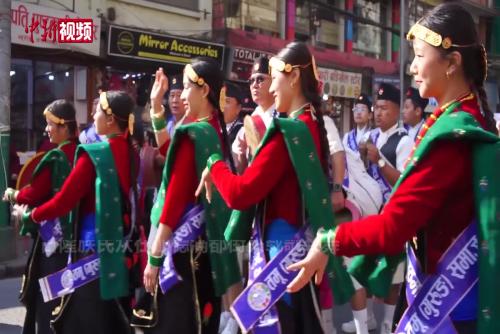 尼泊尔古隆族民众庆祝新年