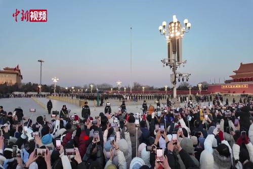 2026新年第一天：为何年轻人爱扎堆天安门广场看升旗？