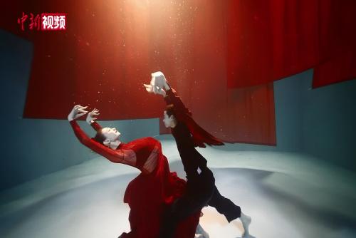 三亚元旦假期上演水舞秀 外国游客称“超赞”