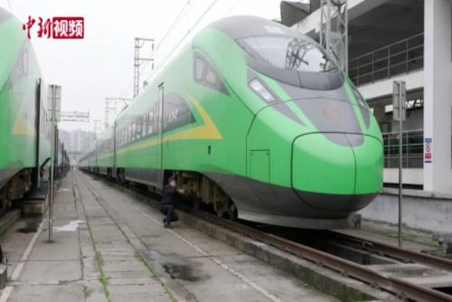 动车“医生”的节日坚守：为旅客安全出行保驾护航