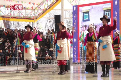 西藏拉萨：布达拉宫脚下上演服饰秀