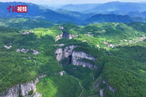 元旦假期中外游客打卡重庆雄奇山水 世界自然遗产受青睐