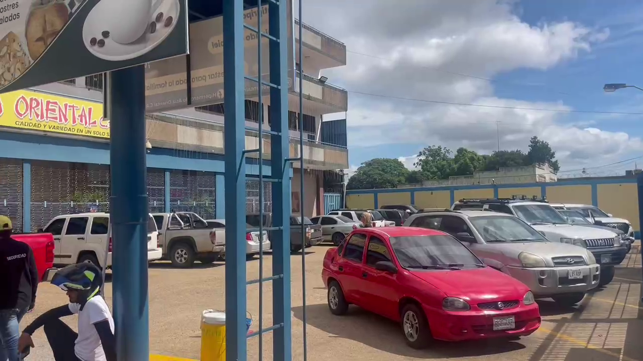 委内瑞拉民众涌入超市抢购生活物资