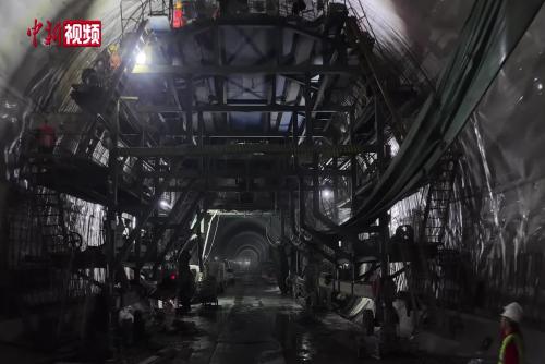 渝万高铁巴山村隧道顺利贯通