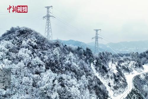 武汉之巅踏雪巡线！无人机“御剑”除冰保电
