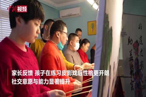 沪上“萌宝”排练皮影戏