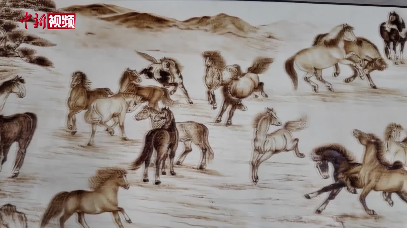 烙铁画爱好者烙制骏马长卷与马年挂历迎新春