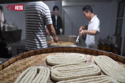 廣西瑤鄉(xiāng)“草鞋”粿條串起民眾“常走動(dòng)”的年味