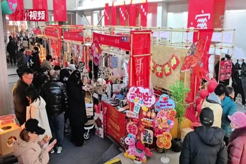 天津：“毛孩子”的新年仪式感 宠物也有“年货节”