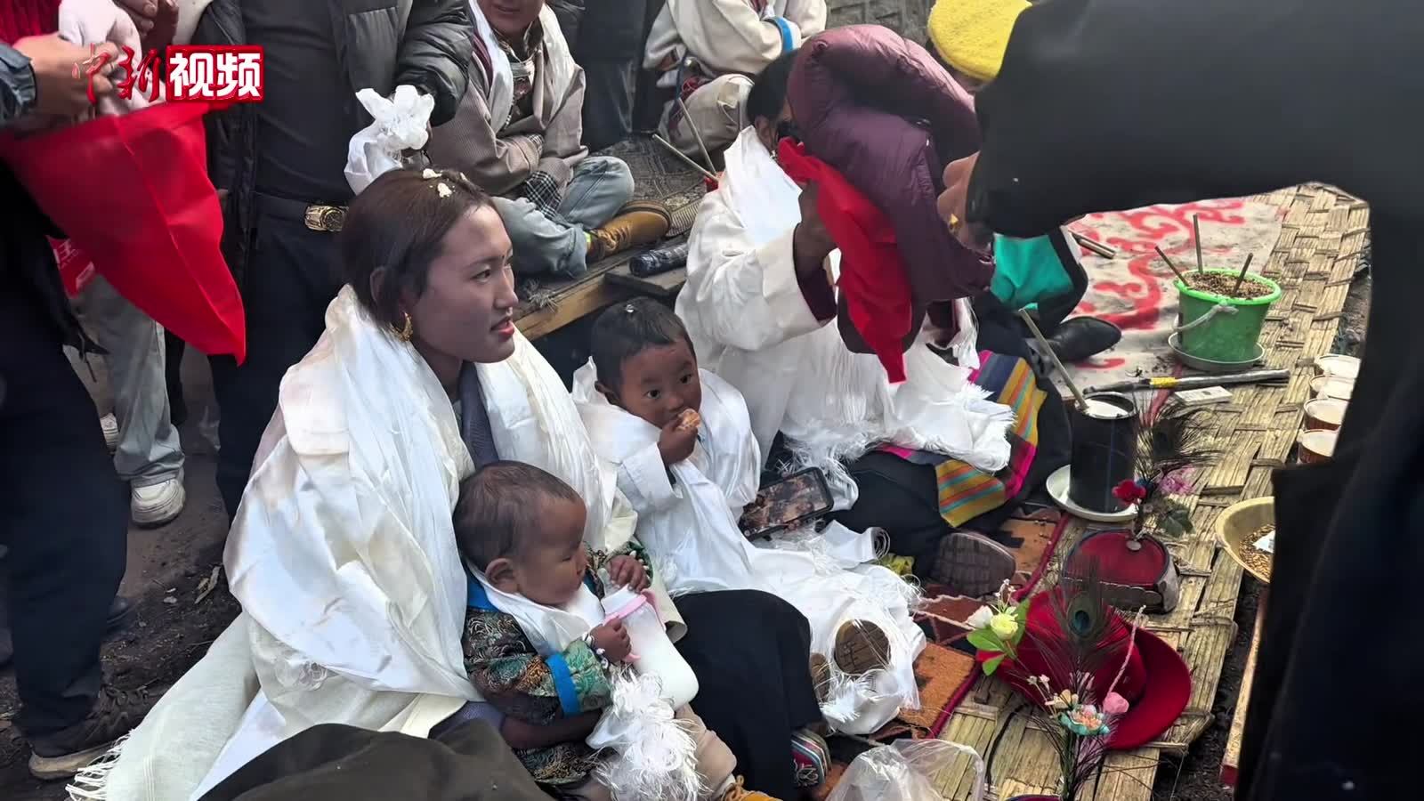 夏尔巴传统婚礼在雪山脚下举行