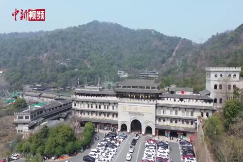 南昌一景區(qū)推國(guó)風(fēng)游園 游客熱情參與樂(lè)享春趣