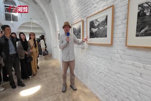 從英國布里斯托到西藏左貢：許培武“白馬入詩”展昆明啟幕