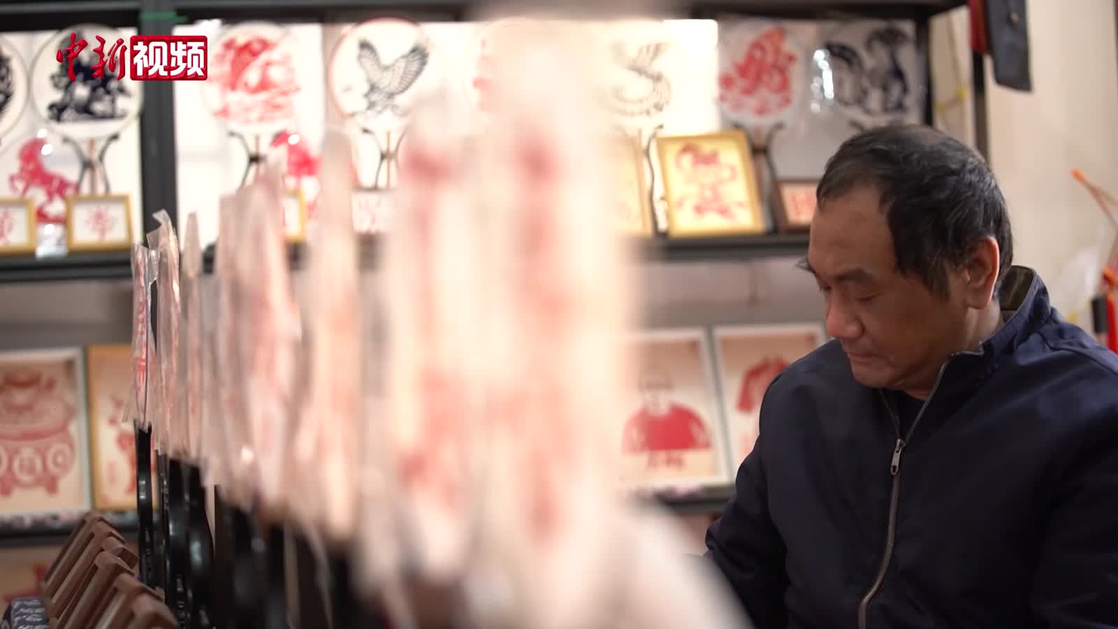 福州手艺人身残志坚用刻刀雕琢家乡 传承乡土技艺