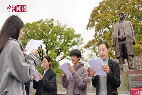 江西南昌：青年们在方志敏铜像前齐声诵读《可爱的中国》