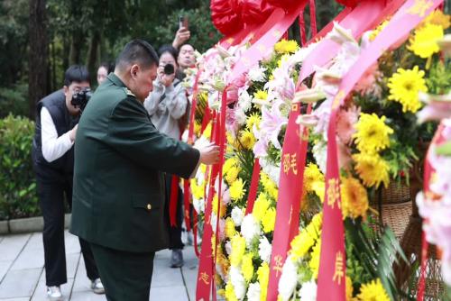 毛新宇偕家人赴杨开慧烈士陵园祭扫 毛东东、毛甜懿先后发言