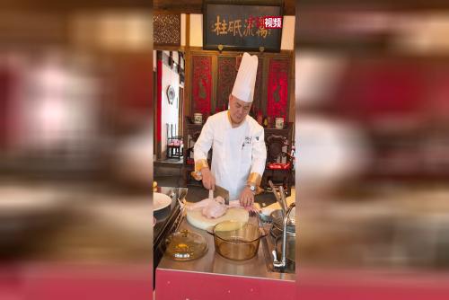 “闽菜之后”鸡汤汆海蚌：闽菜大师古厝守艺传承匠心