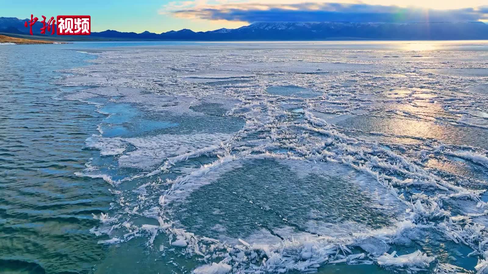 新疆賽里木湖現(xiàn)冰推美景
