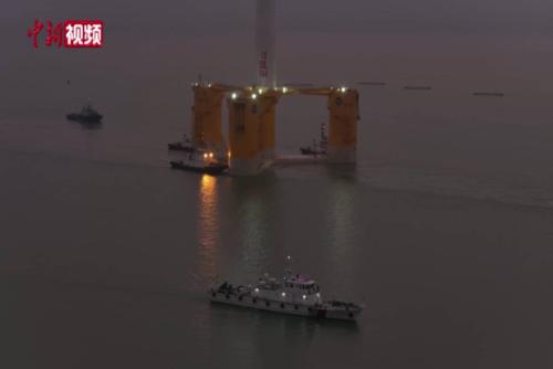全球单机容量最大漂浮式海上风电平台从广西北海出港