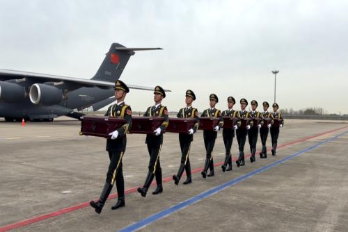 中新社記者直擊第十三批在韓中國人民志愿軍烈士遺骸回國
